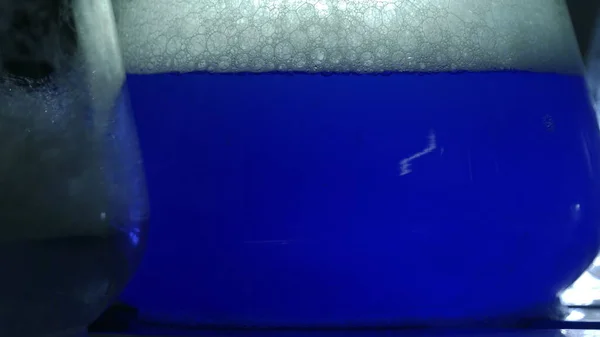 Bir kimya laboratuvarında parlak renkli maddelerin ışık efektleri