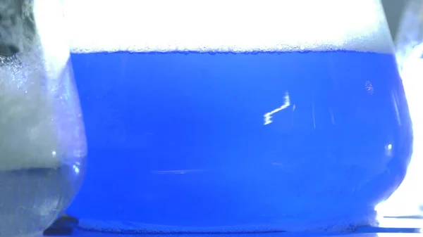 Bir kimya laboratuvarında parlak renkli maddelerin ışık efektleri