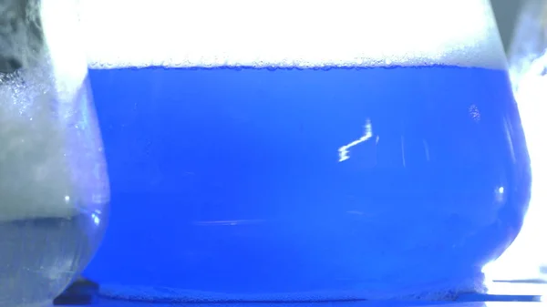 Bir kimya laboratuvarında parlak renkli maddelerin ışık efektleri