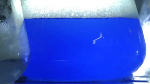 Bir kimya laboratuvarında parlak renkli maddelerin ışık efektleri