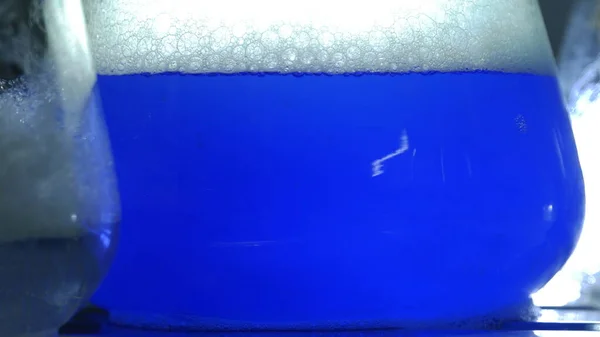 Bir kimya laboratuvarında parlak renkli maddelerin ışık efektleri