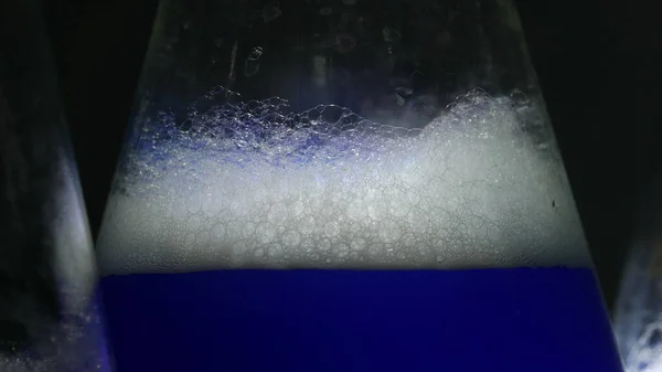 Bir kimya laboratuvarında parlak renkli maddelerin ışık efektleri