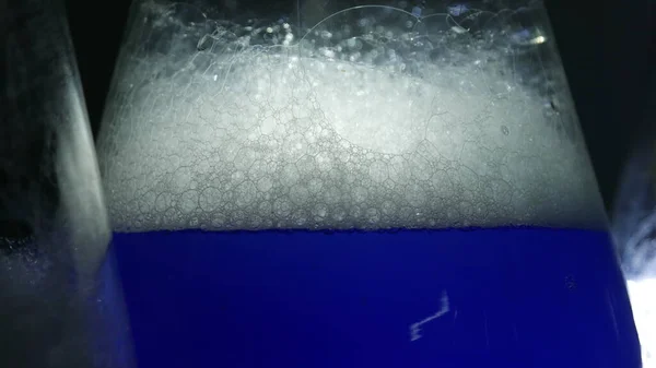 Bir kimya laboratuvarında parlak renkli maddelerin ışık efektleri