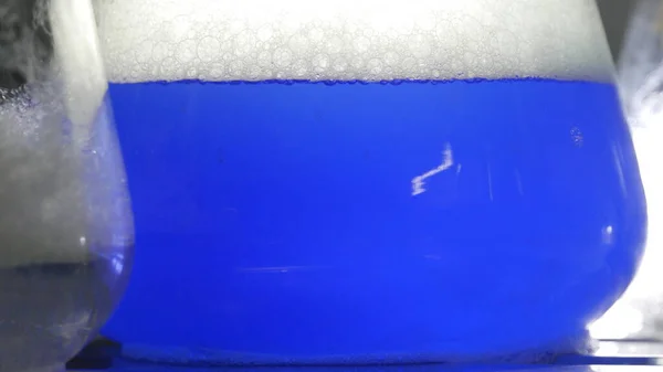 Bir kimya laboratuvarında parlak renkli maddelerin ışık efektleri