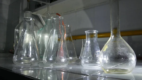 Fényesen Színezett Anyagok Fényhatásai Egy Kémiai Laboratóriumban — Stock Fotó