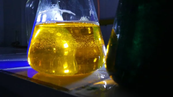Bir kimya laboratuvarında parlak renkli maddelerin ışık efektleri