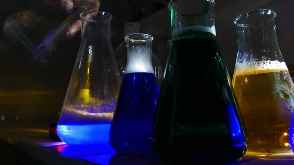 Bir kimya laboratuvarında parlak renkli maddelerin ışık efektleri