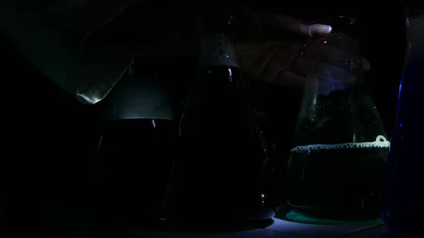 Bir kimya laboratuvarında parlak renkli maddelerin ışık efektleri