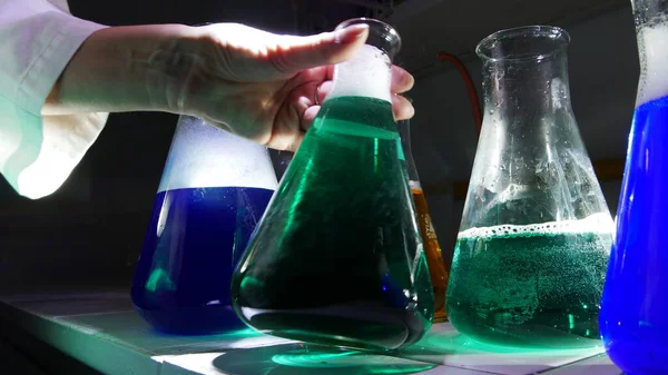 Φωτεινές Επιδράσεις Των Έντονα Χρωματισμένων Ουσιών Χημικό Εργαστήριο — Φωτογραφία Αρχείου