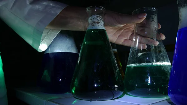 Bir kimya laboratuvarında parlak renkli maddelerin ışık efektleri