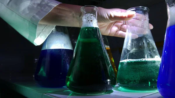 Bir kimya laboratuvarında parlak renkli maddelerin ışık efektleri