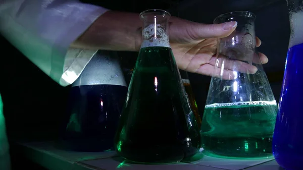 Bir kimya laboratuvarında parlak renkli maddelerin ışık efektleri