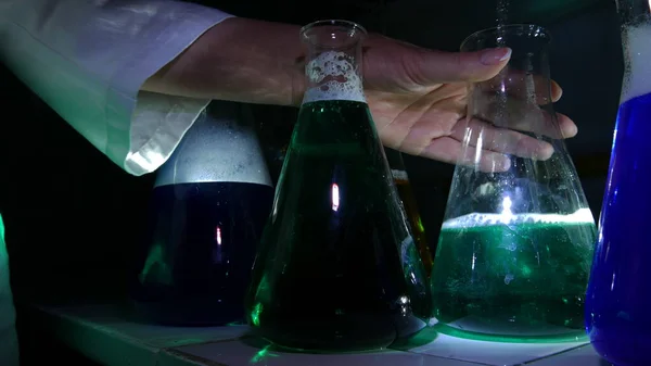 Effets Lumière Substances Aux Couleurs Vives Dans Laboratoire Chimique — Photo