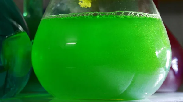 Bir kimya laboratuvarında parlak renkli maddelerin ışık efektleri