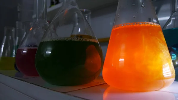 Světelné Efekty Jasně Zbarvených Látek Chemické Laboratoři — Stock fotografie