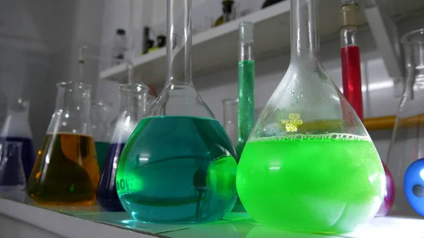 Bir kimya laboratuvarında parlak renkli maddelerin ışık efektleri