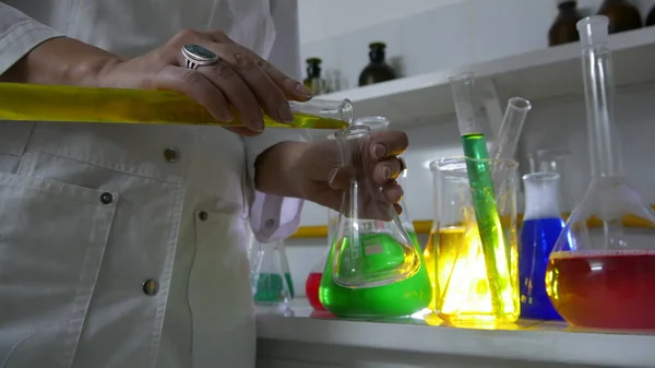 Lichte Effecten Van Fel Gekleurde Stoffen Een Chemisch Laboratorium — Stockfoto