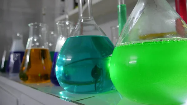 Bir kimya laboratuvarında parlak renkli maddelerin ışık efektleri