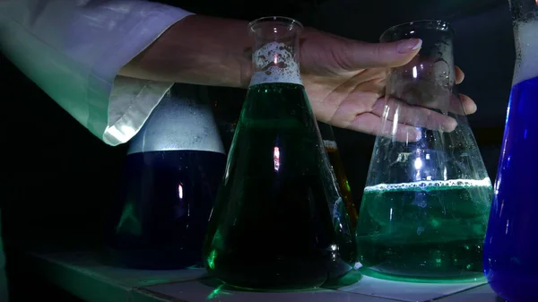 化学実験室における明るい色の物質の光の効果 ロイヤリティフリーのストック画像