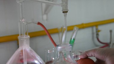 Bir kimya laboratuvarında parlak renkli maddelerin ışık efektleri