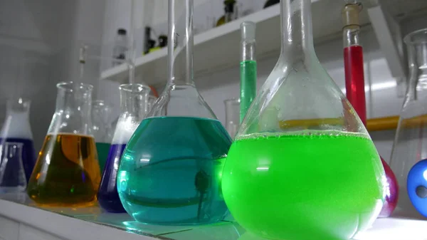 化学実験室における明るい色の物質の光の効果 — ストック写真