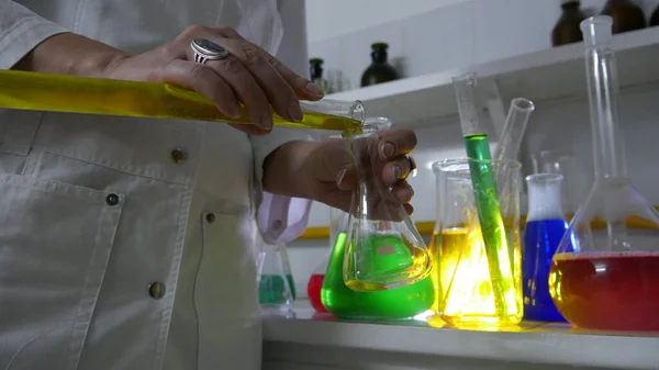 Lichte Effecten Van Fel Gekleurde Stoffen Een Chemisch Laboratorium — Stockfoto