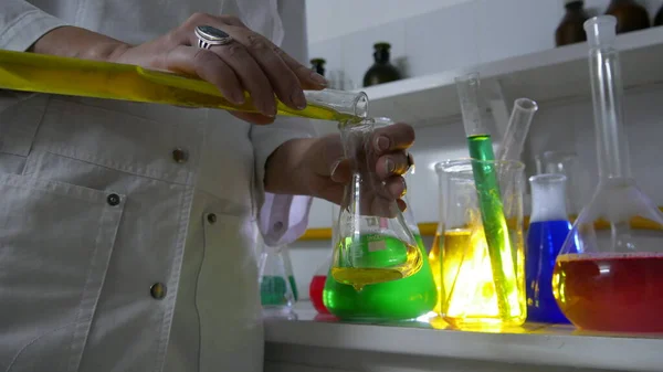 Bir Kimya Laboratuvarında Parlak Renkli Maddelerin Işık Efektleri — Stok fotoğraf