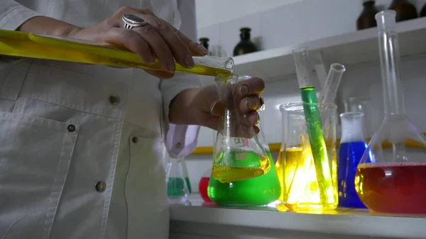 Bir kimya laboratuvarında parlak renkli maddelerin ışık efektleri