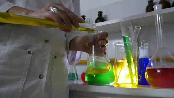 Lichte Effecten Van Fel Gekleurde Stoffen Een Chemisch Laboratorium — Stockfoto