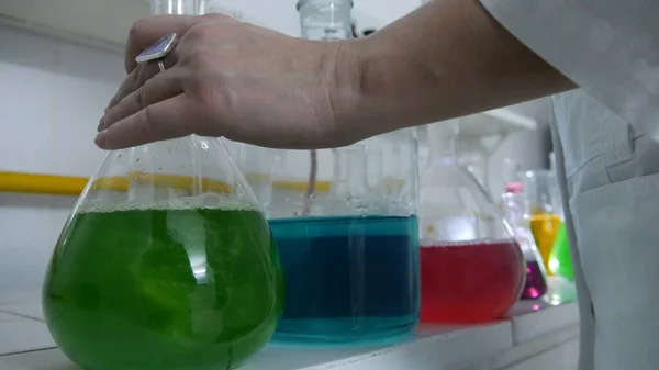 Φωτεινές Επιδράσεις Των Έντονα Χρωματισμένων Ουσιών Χημικό Εργαστήριο — Φωτογραφία Αρχείου