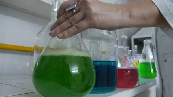 Bir kimya laboratuvarında parlak renkli maddelerin ışık efektleri