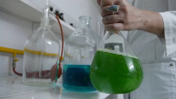 Bir kimya laboratuvarında parlak renkli maddelerin ışık efektleri