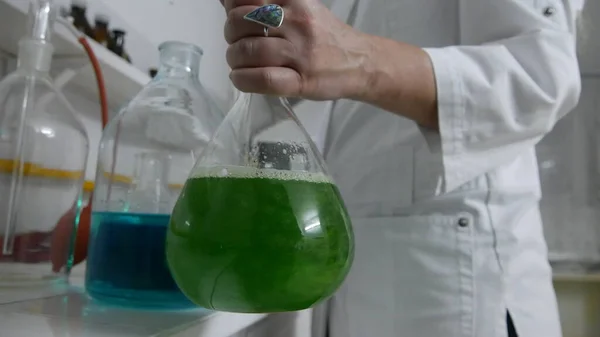 Bir kimya laboratuvarında parlak renkli maddelerin ışık efektleri