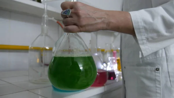 Bir kimya laboratuvarında parlak renkli maddelerin ışık efektleri