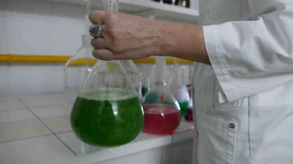 Bir kimya laboratuvarında parlak renkli maddelerin ışık efektleri