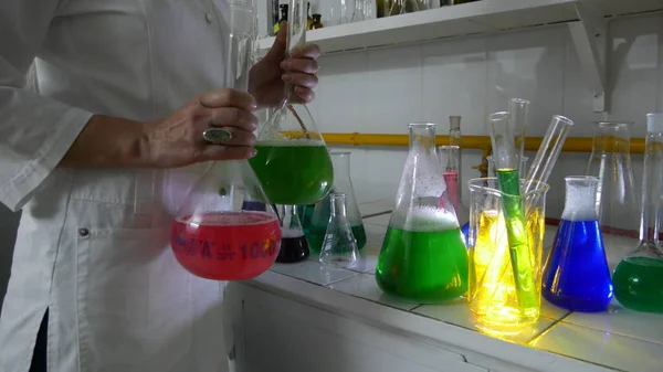 Bir kimya laboratuvarında parlak renkli maddelerin ışık efektleri