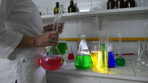 Bir kimya laboratuvarında parlak renkli maddelerin ışık efektleri