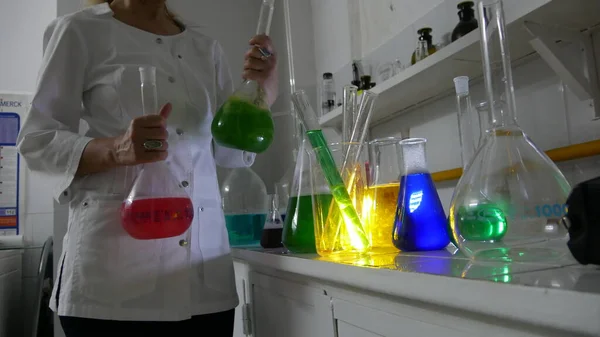 Легкі Ефекти Яскраво Забарвлених Речовин Хімічній Лабораторії — стокове фото