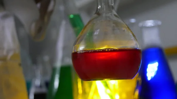 Bir kimya laboratuvarında parlak renkli maddelerin ışık efektleri