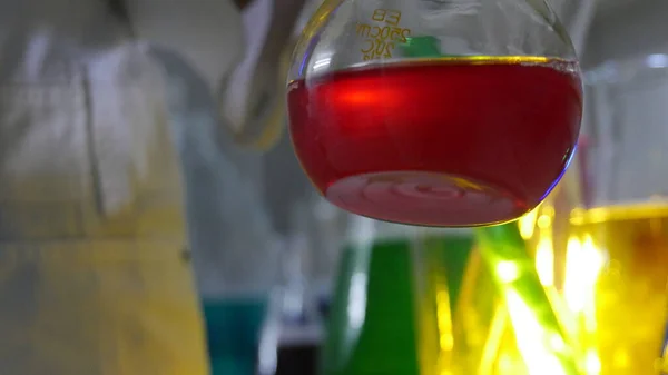 Lichte Effecten Van Fel Gekleurde Stoffen Een Chemisch Laboratorium — Stockfoto