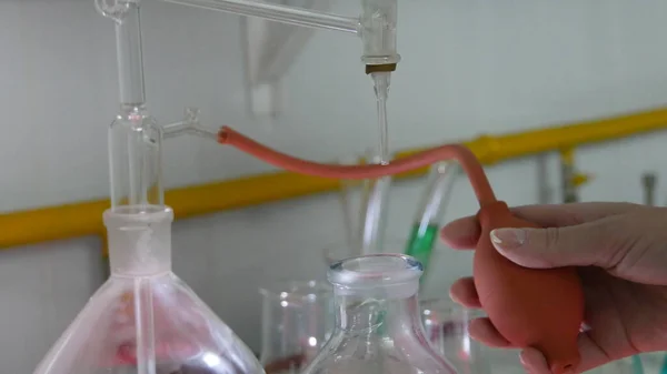 Lichte Effecten Van Fel Gekleurde Stoffen Een Chemisch Laboratorium — Stockfoto