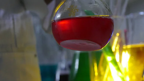 化学実験室における明るい色の物質の光の効果 ストックフォト