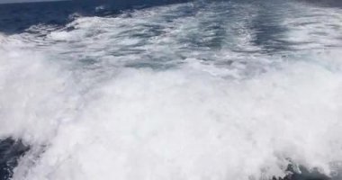 Motorlu tekne iz okyanus su, köpük ve dalgalar detay
