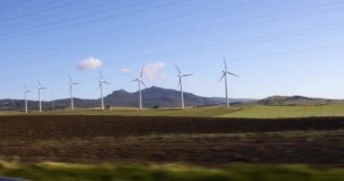 Araba penceresinden görünümü: Rüzgar Yenilenebilir güç türbinleri Cadiz, Endülüs, İspanya, Avrupa'nın, yatay