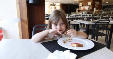 sarışın çocuk kapalı oturan, bir dilim domates ile ekmek yemek, seyir, konuşma ve dalga beyaz gömleğin nesi var, üç yaşında portresi 