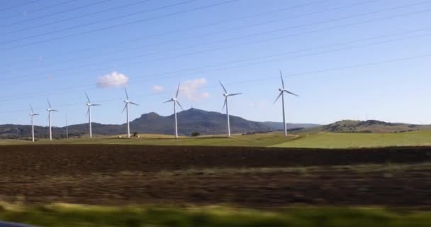 Blick Aus Dem Autofenster Landschaft Mit Windkraftanlagen Cadiz Andalusien Spanien — Stockvideo