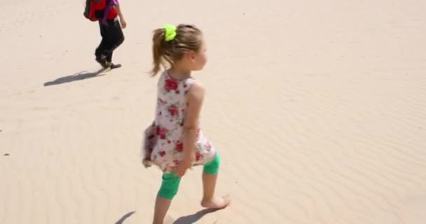 Família Verão Menina Loira Quatro Anos Idade Com Vestido Mão — Vídeo de Stock