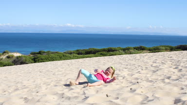 dört yaşında sarışın mutlu kız ters takla atarak çalışıyor ya da amuda kumul, Valdevaqueros Beach, Tarifa, Cadiz, Endülüs, İspanya, Europe üzerinde