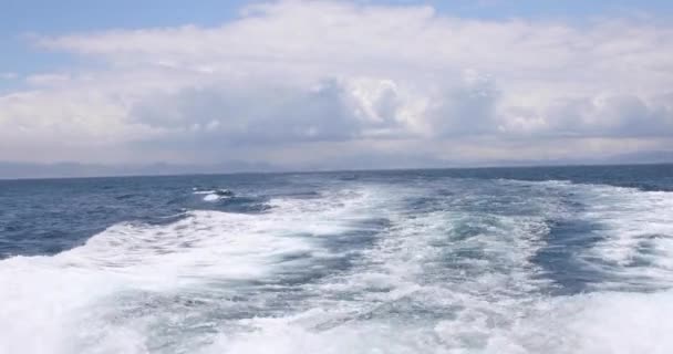 Barco Motor Agua Del Océano Despertar Con Espuma Olas Estrecho — Vídeo de stock