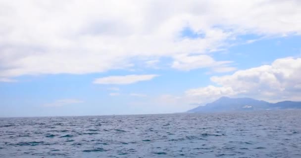 Vista Barco Navegando Estreito Gibraltar Horizonte Terra Com Musa Mountain — Vídeo de Stock